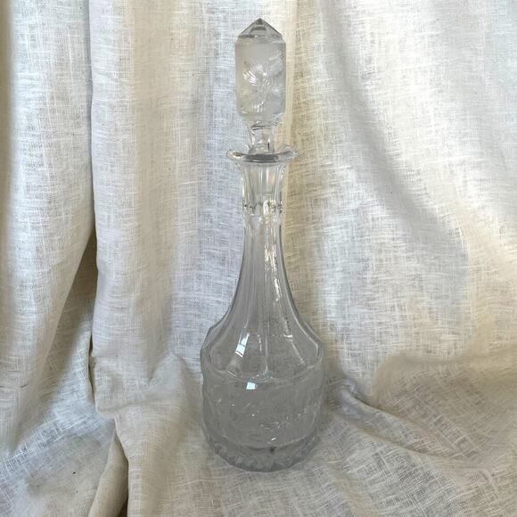 Vintage Etched Glass Decanter, Floral Design and Stopper – Mid-Century Barware - Picture 2 of 12